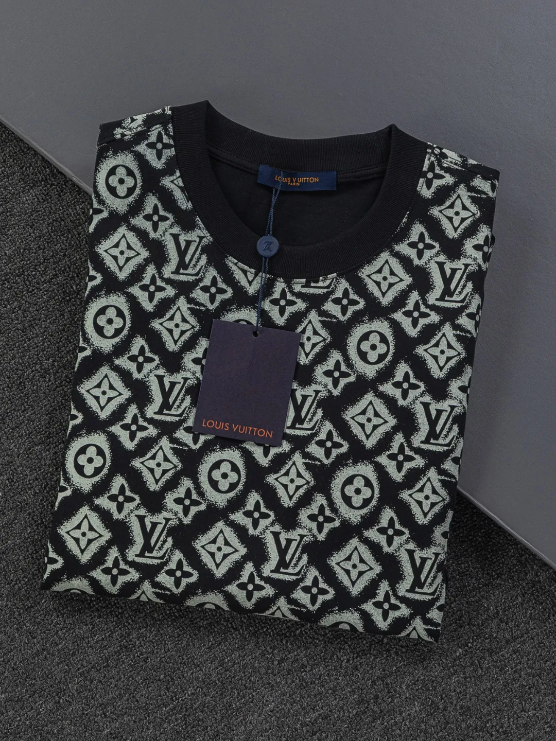🅿️200 Louis Vuitton 1V LV micro-wide version S-XL LV 26ss new products are available at the counter simultaneously. Multiple craftsmanship, full jacquard presbyopia letter logo printing, round neck short-sleeved T-shirt, same style for men and women! Consigned to one-to-one creation. Synchronized with the official website, pure cotton fabrics at the counter! It is close to the skin and comfortable, durable and easy to wear. It has a classic and simple logo design and meticulous original craftsmanship. Short-sleeves, a must-have item for men, do not appear to be the same for the general public, but must be unique and eye-catching. This LV short-sleeve is all about quality, comfort, the same shape and fashion as always, including fabrics and cutting techniques. All of them have been made with great effort! 320 grams of washed pure cotton fabric, pure cotton is breathable, very refreshing and comfortable for daily wear. The rib knitting on the neckline is smooth and tight, and the neckline will not be skewed if you toss it at will. The loose version, you will find that it looks really good on the upper body. The overall is minimalist and neat, super versatile for daily use! Pair it casually with a pair of pants for a youthful look. A T-shirt will make your outfit crazy. It is a fashionable item that can never go wrong! Color: Black White Size: S-XL Size chart: S: Shoulder width 50-Bust 56-Length 70 M: Shoulder width 52-Bust 57-Length 72 L: Shoulder width 54-Bust 59-Length 74 XL: Shoulder width 56-Bust 62-Length 76